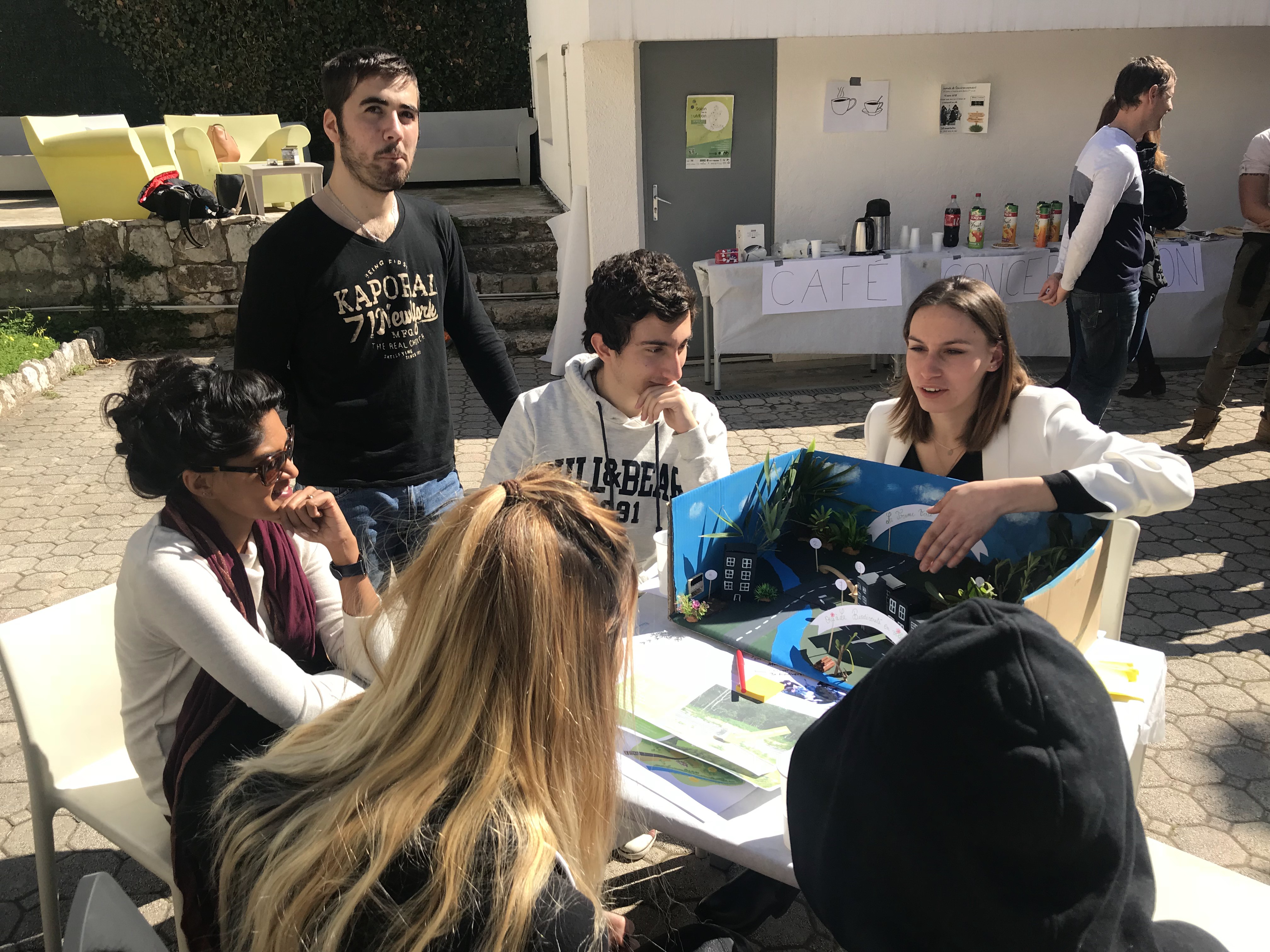 Cours-diderot-formations-superieures-bts-bachelor-master-lille-paris-toulouse-lyon-montpellier-marseille-aix-en-provence-nice-etudiants-groupe-travail-de-groupe-maquette