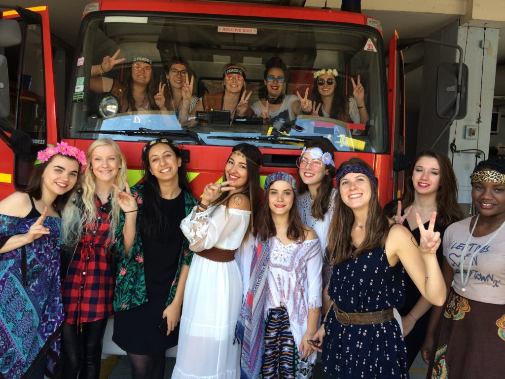 Cours-diderot-formations-superieures-bts-bachelor-master-lille-paris-toulouse-lyon-montpellier-marseille-aix-en-provence-nice-etudiants-photo-welcome-day-deguisements