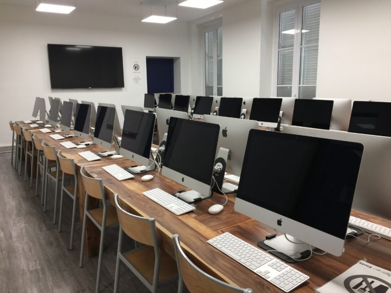 salle-informatique-ordinateur-mac