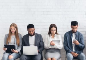 groupe d'adultes qui attendent pour un entretien d'embauche, article sur le site de cours diderot qui a pour sujet Le rôle des réseaux sociaux dans la recherche d’alternance : stratégies gagnantes