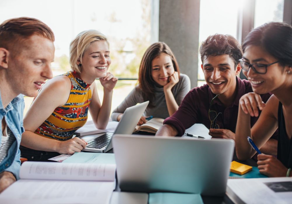 groupe d'étudiants autour d'un ordinateur, article sur le site de cours diderot qui a pour sujet Comment maximiser ses chances de réussite en BTS grâce à des méthodes d’étude efficaces ?