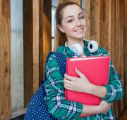 Cours-diderot-formations-superieures-bts-bachelor-master-lille-paris-toulouse-lyon-montpellier-marseille-aix-en-provence-nice-etudiante-classeur-sourire